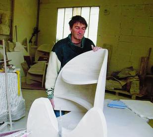 Yvan Baudoin dans son atelier. Ses fauteuils en pierre ont été appréciés par les visiteurs du Salon de l'habitat